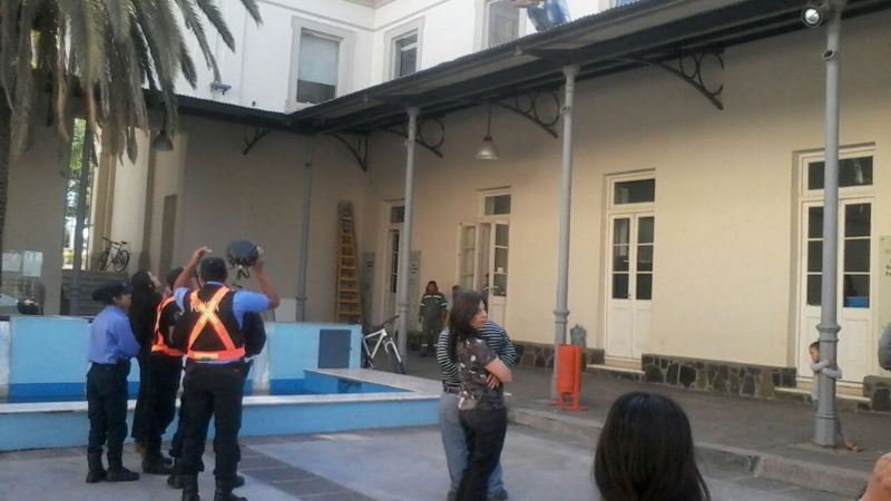 Nuevamente amenaza con tirarse desde el techo