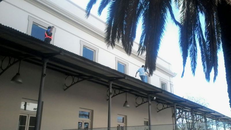 Nuevamente amenaza con tirarse desde el techo