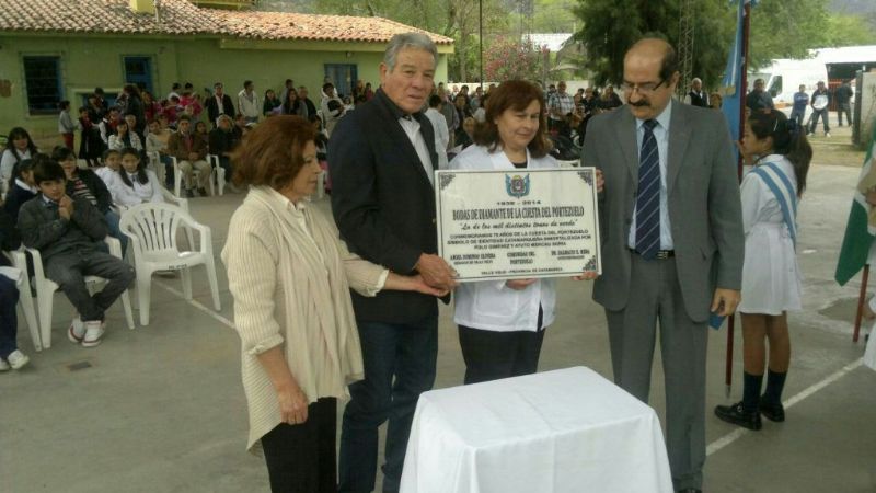 Placa en homenaje por las Bodas de Diamante de la Cuesta de El Portezuelo