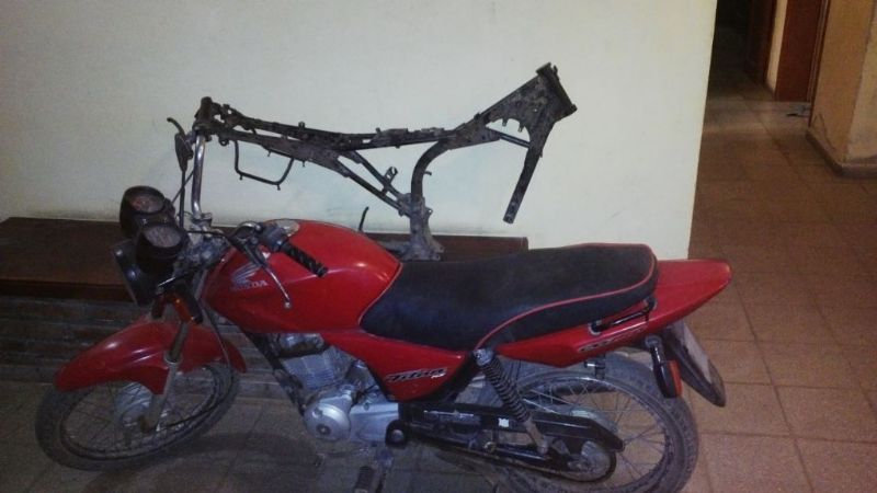 Atraparon a dos jóvenes, recuperan un cuadro y una moto robada en Valle Viejo