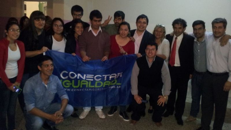 ANSES entregó netbooks y tarjetas Argenta en Recreo