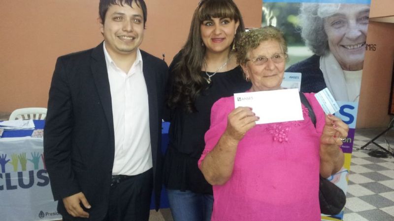 ANSES entregó netbooks y tarjetas Argenta en Recreo