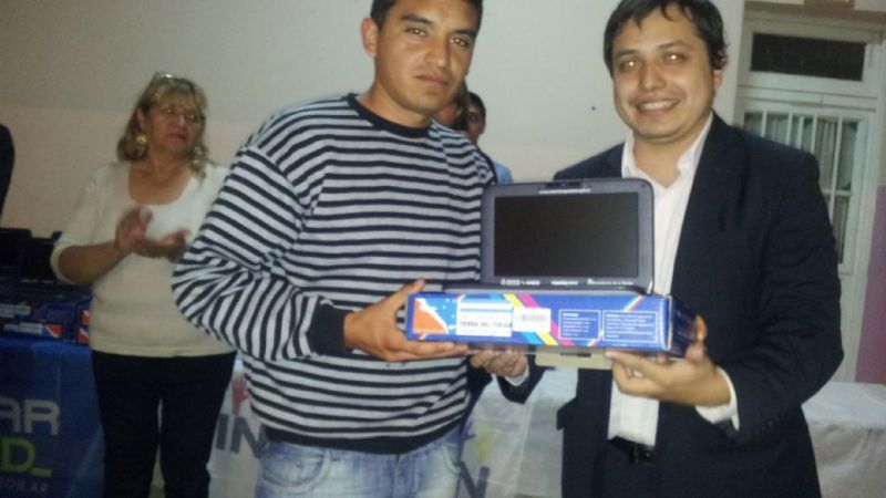 ANSES entregó netbooks y tarjetas Argenta en Recreo