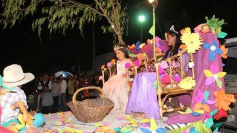 Colorido desfile de carrozas