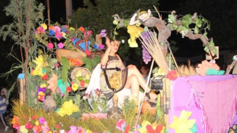 Colorido desfile de carrozas