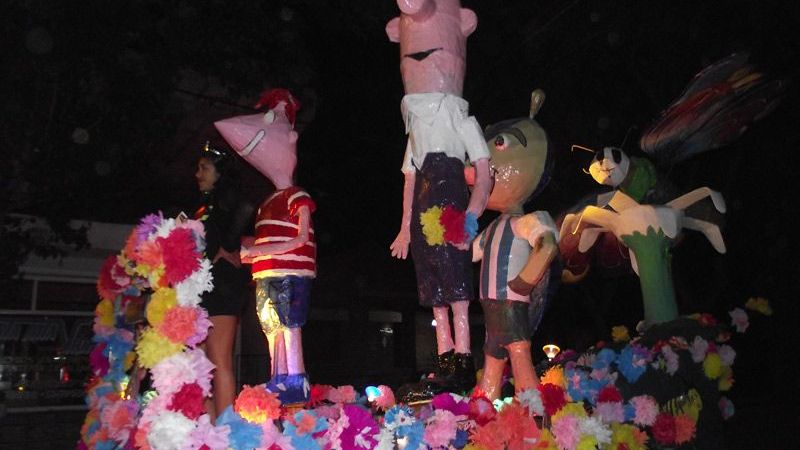 Colorido desfile de carrozas