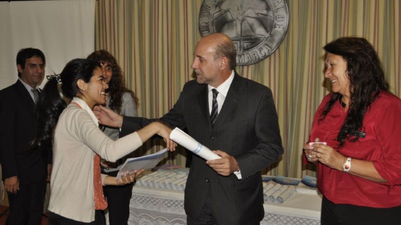 En cuatro años la UNCA entregó 110 becas para potenciar la investigación