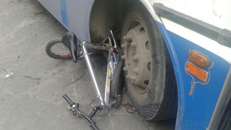 Ciclista se salvó de milagro al ser arrollado por un colectivo