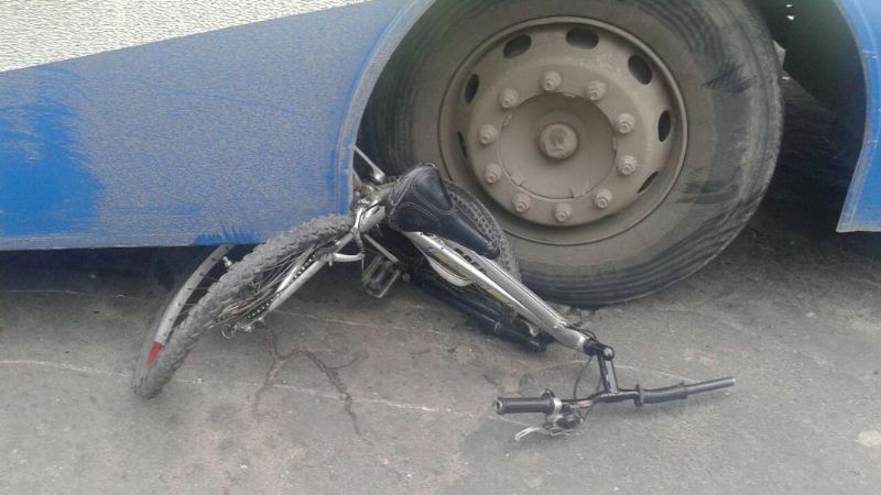 Ciclista se salvó de milagro al ser arrollado por un colectivo