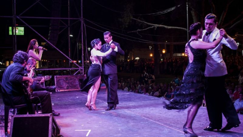 Gran convocatoria para la noche tanguera del sábado con Mora Godoy y Raúl Lavié