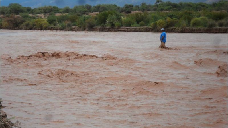 Por crecida de río, pueblo quedó aislado