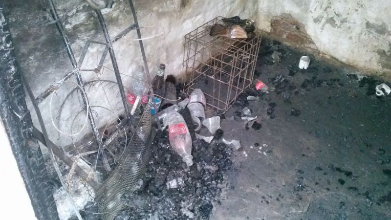 El fuego consumió un depósito