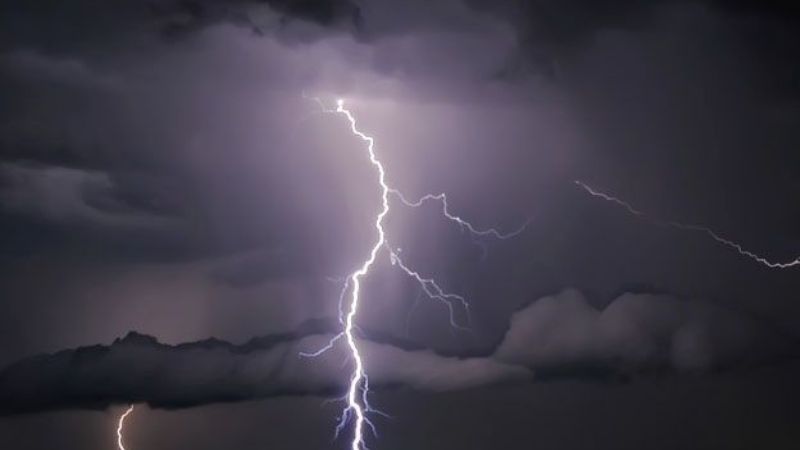 Cayó impresionante rayo y causó daños