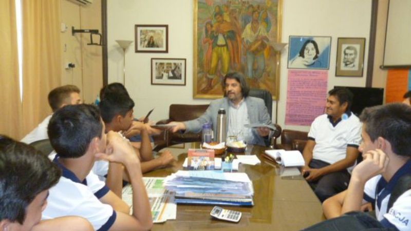 Ariza recibió a los alumnos de la ENCJA que representarán al NOA en la Copa Coca Cola