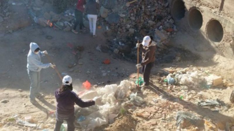 Empleados trabajan en la limpieza de barrios