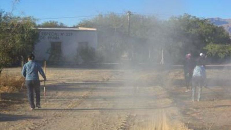 Empleados trabajan en la limpieza de barrios