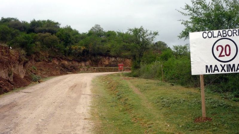 Mantienen prevención por barro en zona de camino en rutas provinciales