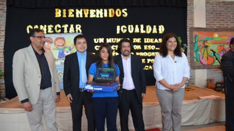 Alumnos de escuelas municipales de Valle Viejo recibieron sus netbooks