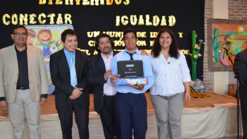 Alumnos de escuelas municipales de Valle Viejo recibieron sus netbooks