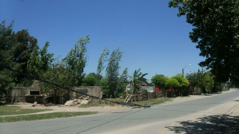 Borracho chocó, derribó un poste y huyó