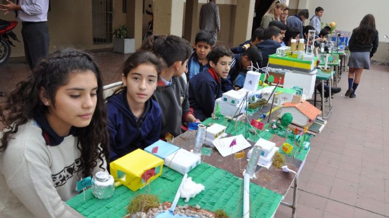 Con múltiples exposiciones, la ENET conmemoró el Día de la Educación Técnica