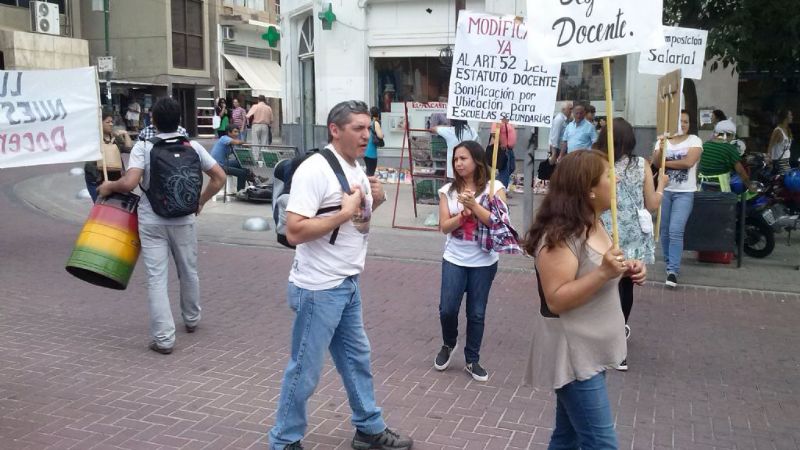 Protesta de 8 docentes genera caos en el centro