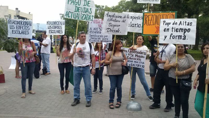 Protesta de 8 docentes genera caos en el centro