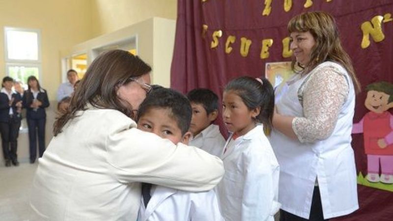 La Gobernadora inauguró escuela en El Cajón
