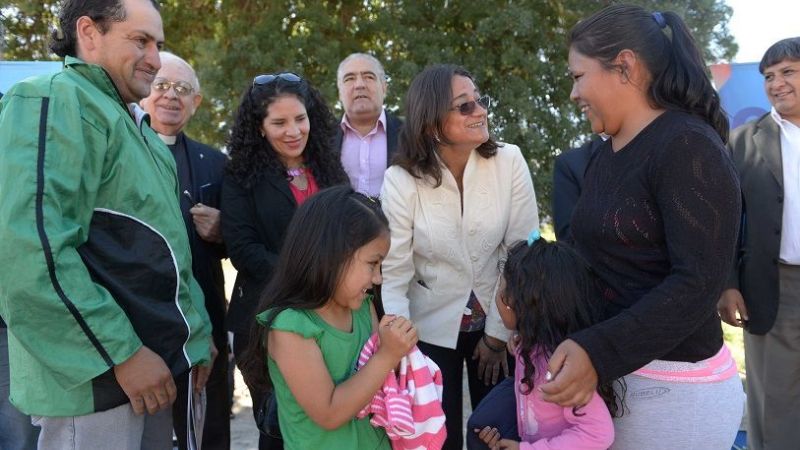 La Gobernadora entregó viviendas rurales en Santa María
