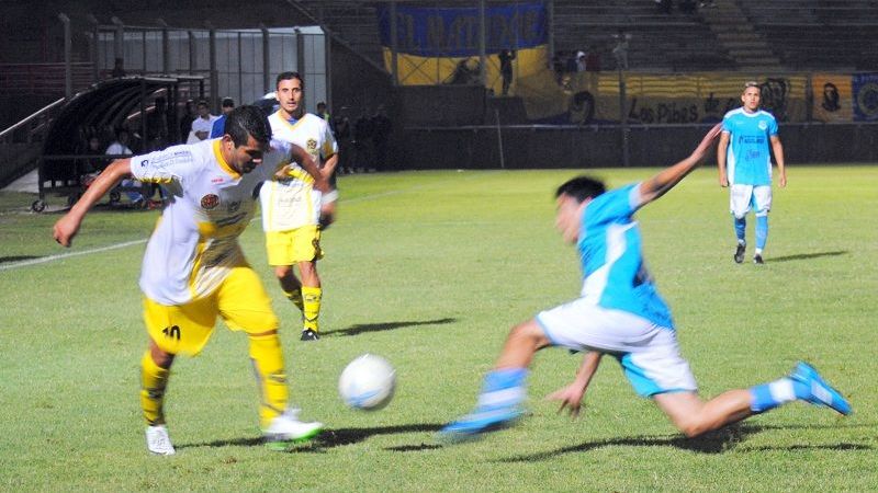 La lluvia mermó el impulso que traía Policial, 0 a 0
