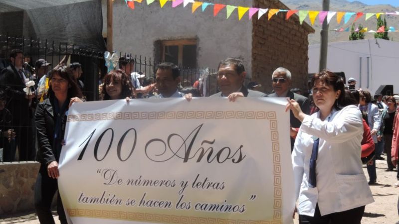 León Mendoza presente en el centenario de la escuela N° 345 de La Hoyada