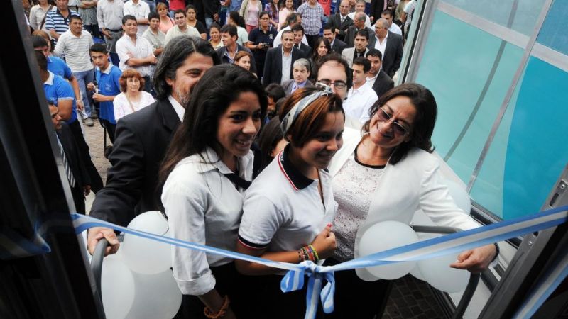 Lucía entregó dos aulas móviles para generar mano de obra capacitada