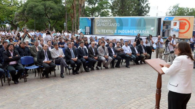 Lucía entregó dos aulas móviles para generar mano de obra capacitada