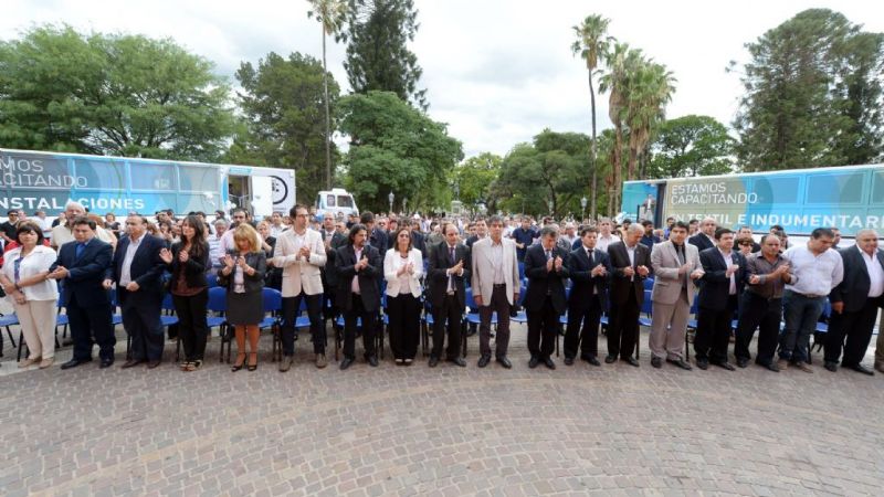 Lucía entregó dos aulas móviles para generar mano de obra capacitada