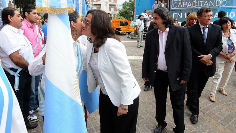 Educación recibió dos aulas talleres móviles y equipamiento para el Agro