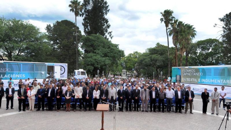 Educación recibió dos aulas talleres móviles y equipamiento para el Agro