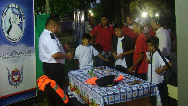 Policías de Ancasti participaron de una muestra comunitaria