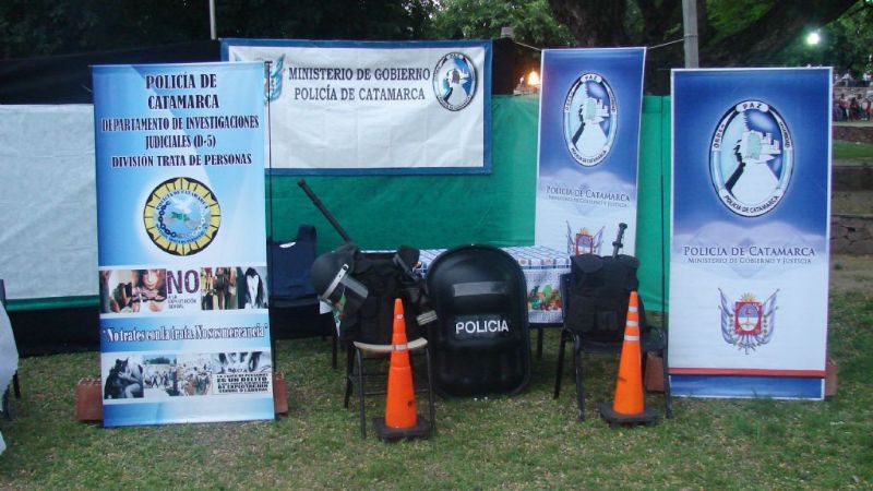 Policías de Ancasti participaron de una muestra comunitaria