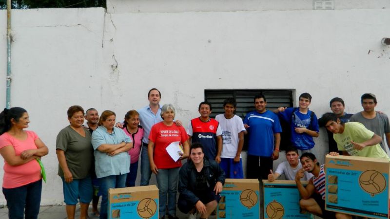 Mera visitó el centro vecinal de La Viñita y donó ventiladores