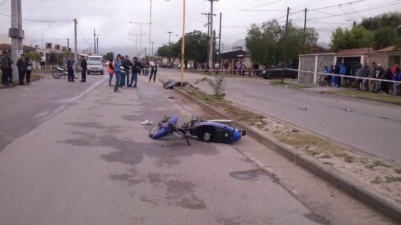 Motociclista murió tras chocar contra un poste