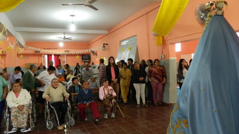 Los abuelos abrieron sus brazos para recibir emocionados a la Madre del Valle