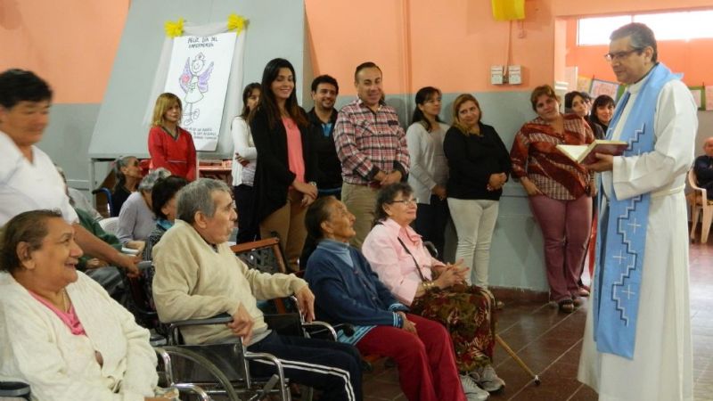 Los abuelos abrieron sus brazos para recibir emocionados a la Madre del Valle
