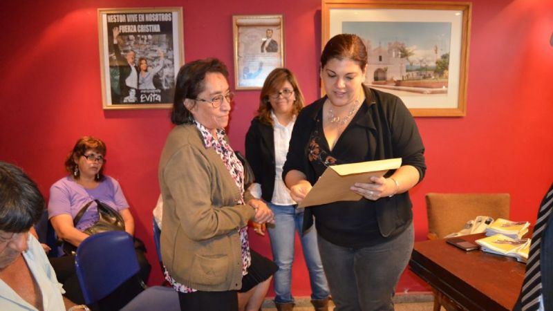 Entregan resoluciones a 40 nuevos jubilados de Valle Viejo