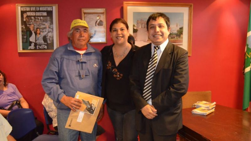 Entregan resoluciones a 40 nuevos jubilados de Valle Viejo