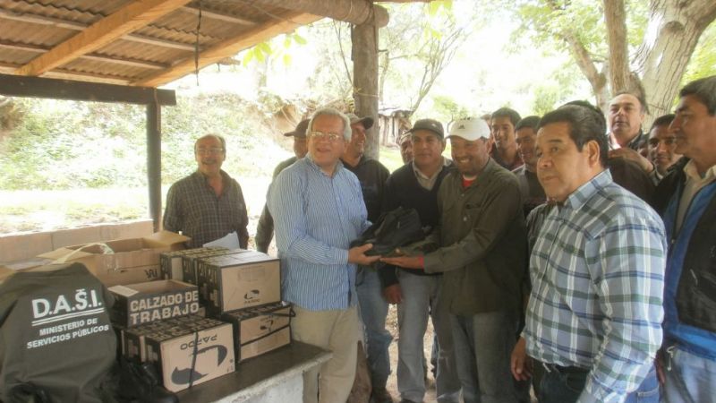 Habilitaron obra de agua potable y entregaron indumentaria en El Rodeo
