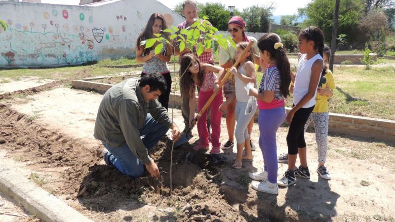 Niños participan en la forestación de plazas