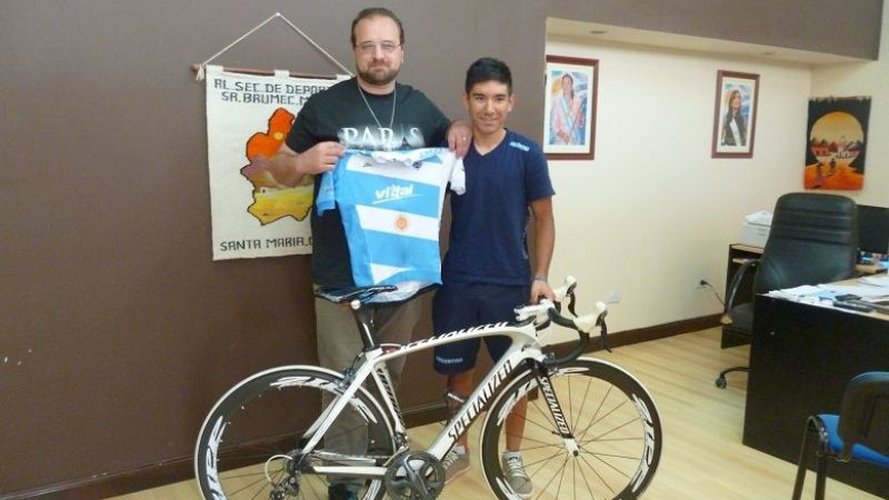 Deportes entregó bicicleta a Navarro