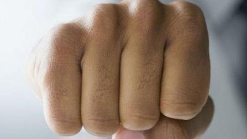 Dos jóvenes golpeadas, una cuando tenía un bebé en brazos