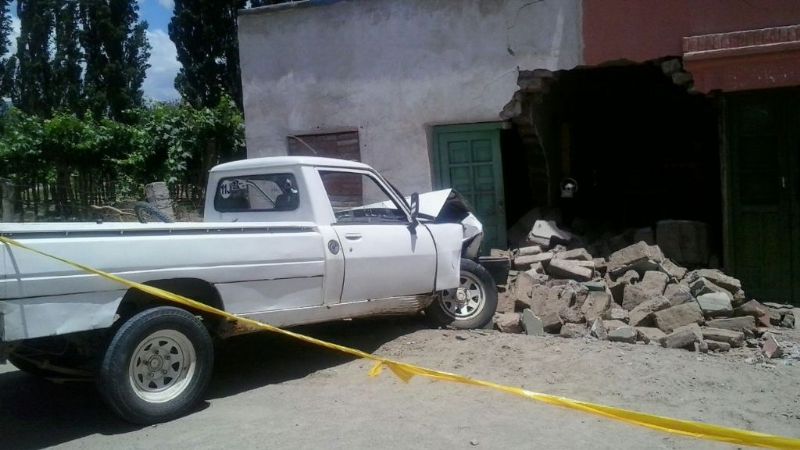 Santa María: manejaban ebrios y se incrustaron en una casa