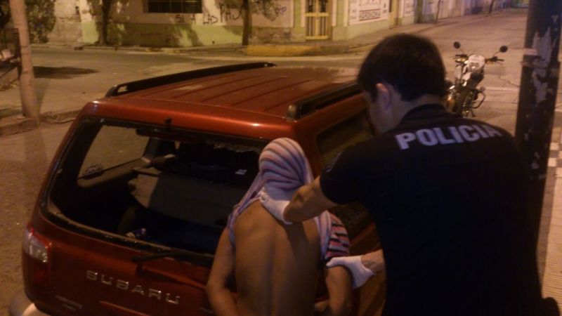 Fue sorprendido cuando robaba en una camioneta